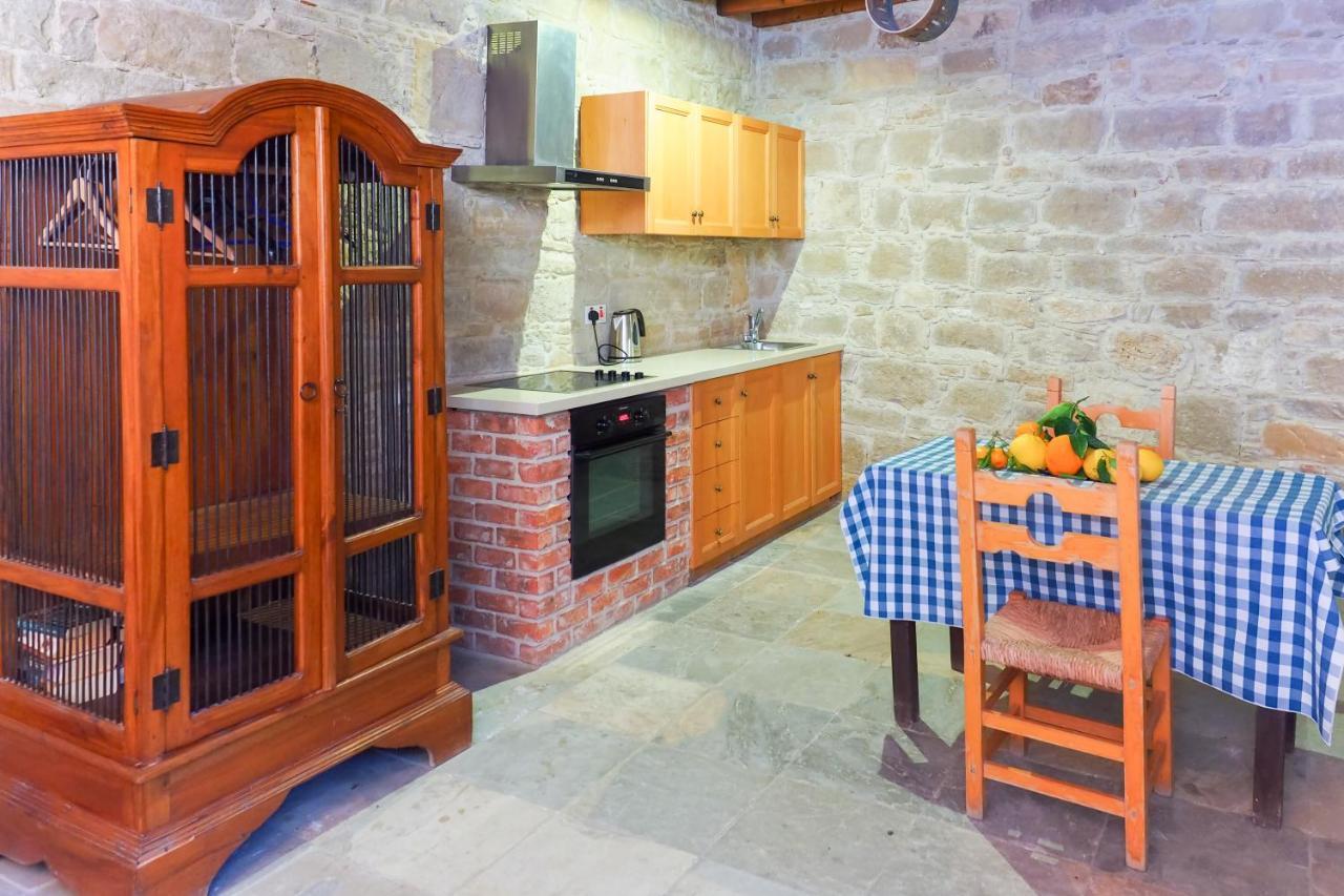 Zoes Traditional Apartments, Bed & Breakfast Larnaca Extérieur photo